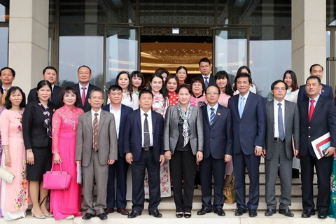 Chủ tịch Quốc hội Nguyễn Thị Kim Ngân chụp ảnh chung với các doanh nghiệp nhỏ và vừa Việt Nam. (Ảnh: Trọng Đức/TTXVN)