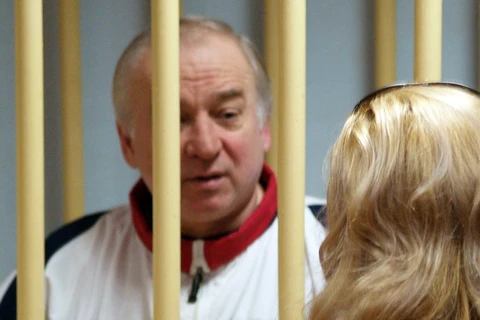 Cựu điệp viên Nga Sergei Skripal (trái) tại một phiên xét xử của Tòa án quân sự Moskva ngày 9/8/2006. (Ảnh: AFP/TTXVN)