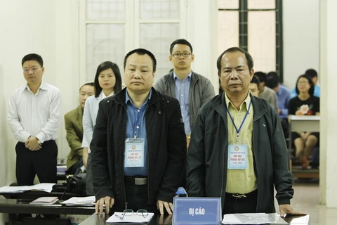 Bị cáo Bùi Văn Khen (bên phải), nguyên Giám đốc Công ty cho thuê tài chính TNHH một thành viên thuộc BIDV và Nguyễn Việt Hưng, nguyên Trưởng phòng khách hàng cá nhân, BIDV chi nhánh Chương Dương tại phiên tòa.” (Ảnh: Lâm Khánh/TTXVN)
