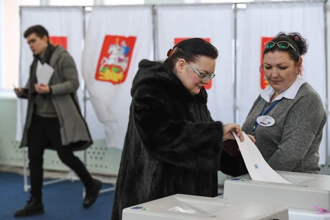 Cử tri Nga bỏ phiếu tại một điểm bầu cử ở thủ đô Moskva ngày 18//3. (Ảnh: AFP/TTXVN)