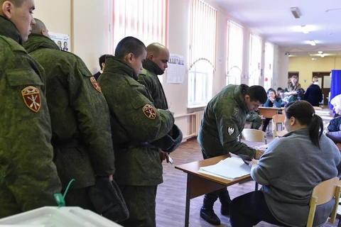 Cử tri Nga bỏ phiếu tại một điểm bầu cử ở thủ đô Moskva ngày 18/3. (Ảnh: AFP/TTXVN)