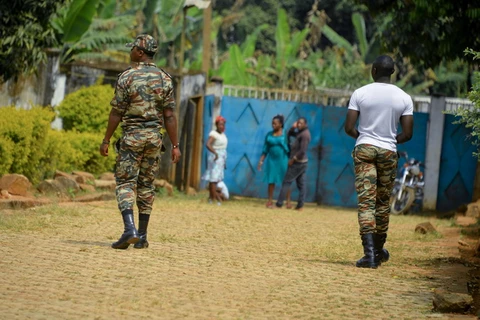 Binh sỹ Cameroon tuần tra tại Bafut. (Ảnh: AFP/TTXVN)