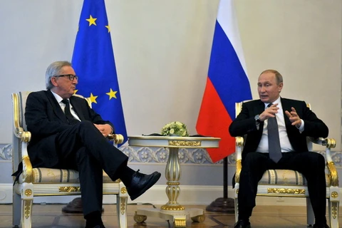 Chủ tịch EC Jean-Claude Juncker (trái) và Tổng thống Nga Vladimir Putin tại cuộc gặp ở Saint Petersburg, Nga ngày 16/6/2016. (Ảnh: AFP/TTXVN)