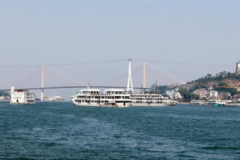 Tàu du lịch quốc tế 5 sao đưa khách quốc tế tham quan vịnh Hạ Long. (Ảnh: Văn Đức/TTXVN)