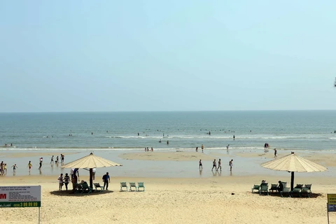 Bãi biển Thiên Cầm, huyện Cẩm Xuyên, tỉnh Hà Tĩnh đang thu hút rất đông khách du lịch quay lại. (Ảnh: Quang Quyết/TTXVN)