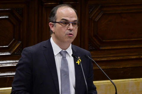 Ông Jordi Turull phát biểu trong phiên họp Hội đồng lập pháp vùng Catalonia tại Barcelona ngày 22/3. (Ảnh: AFP/TTXVN)
