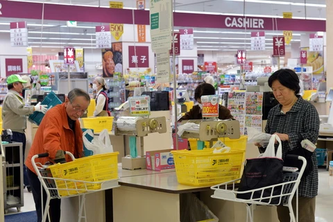 Người dân mua hàng hóa tại siêu thị Ito Yokado ở thủ đô Tokyo. (Ảnh: AFP/TTXVN)
