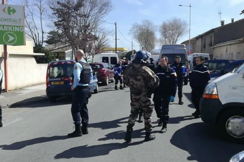 Cảnh sát Pháp phong tỏa hiện trường vụ nổ súng bắt giữ con tin ở Trebes. (Nguồn: Getty Images)