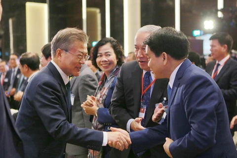 Tổng thống Đại Hàn Dân Quốc Moon Jae-in gặp gỡ các đại biểu tại Diễn đàn Doanh nghiệp Việt Nam- Hàn Quốc. (Ảnh: Dương Giang/TTXVN)