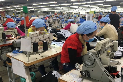 Sản xuất các đơn hàng xuất khẩu tại Công ty cổ phần Dệt may Huế. (Ảnh: Quốc Việt/TTXVN)