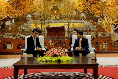 Chủ tịch UBND thành phố Hà Nội Nguyễn Đức Chung tiếp Cục trưởng Cục Kinh tế-Thương mại Hong Kong Khâu Đăng Hoa. (Nguồn: hanoi.gov.vn)