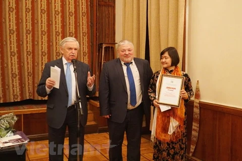 Dịch giả Nguyễn Thụy Anh tại lễ trao giải ngày 16/2 tại Moskva. (Ảnh: Lê Hằng/Vietnam+)