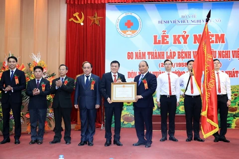 Thủ tướng Nguyễn Xuân Phúc trao Huân chương Lao động hạng Nhất cho Bệnh viện Hữu nghị Việt-Xô. (Ảnh: Thống Nhất/TTXVN)