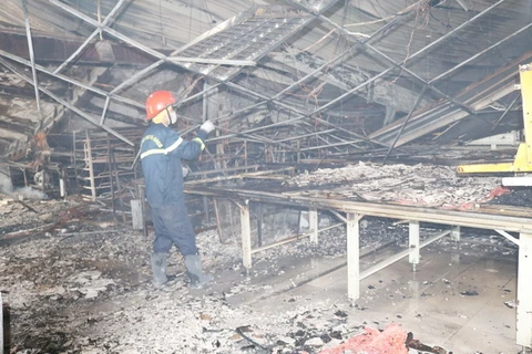 Hiện trường sau vụ cháy tại một góc xưởng của Công ty TNHH Vina Korea. (Ảnh Nguyễn Trọng Lịch/TTXVN)