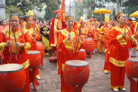 Đội trống đền Đồng Cổ (phường Bưởi, Tây Hồ, Hà Nội) chào mừng lễ khai mạc. (Ảnh: Hà Linh/Vietnam+)