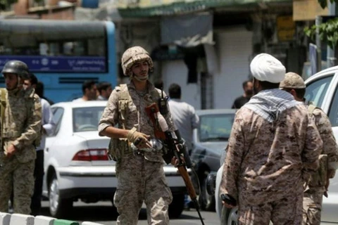 Lực lượng Vệ binh Cách mạng Hồi giáo Iran gác tại thủ đô Tehran hồi tháng 6/2017. (Ảnh: AFP/TTXVN)