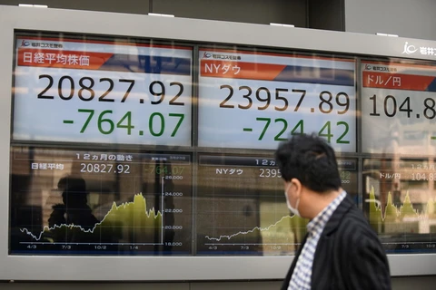 Chỉ số Nikkei tại sàn giao dịch chứng khoán Tokyo của Nhật Bản ngày 23/3 vừa qua. (Ảnh: AFP/TTXVN)
