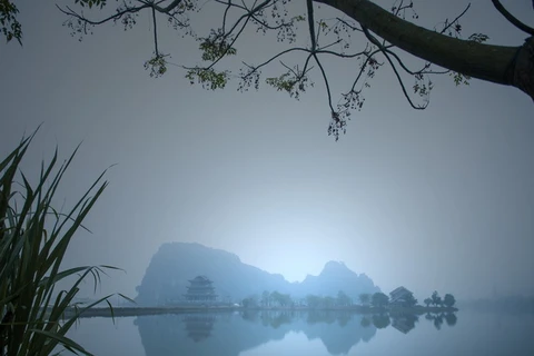 Chùa Vàng ở tỉnh Ninh Bình, soi bóng nước mang vẻ tĩnh lặng mờ ảo. (Ảnh: Minh Đức/TTXVN)
