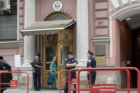 Nhân viên an ninh gác bên ngoài Tổng lãnh sự quán Mỹ tại Saint Petersburg, Nga. (Ảnh: AFP/TTXVN)