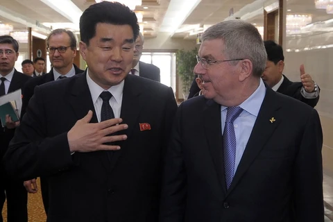 Chủ tịch IOC Thomas Bach (phải) và Bộ trưởng Văn hóa và Thể thao Triều Tiên Kim Il Guk tại sân bay Bình Nhưỡng ngày 29/3 vừa qua. (Ảnh: AFP/TTXVN)