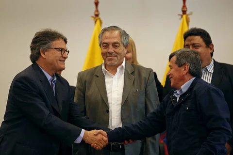 Trưởng đoàn đàm phán Chính phủ Colombia Gustavo Bell (trái, phía trước) và Đại diện của ELN Pablo Beltran (phải, phía trước) tại vòng đàm phán hòa bình ở Quito, Ecuador ngày 15/3 vừa qua. (Ảnh: AFP/TTXVN)