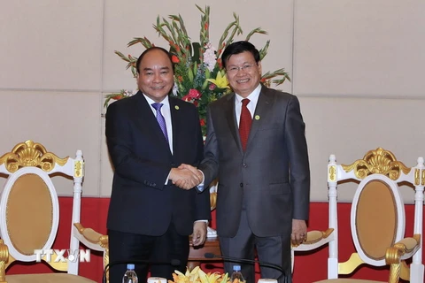 Thủ tướng Nguyễn Xuân Phúc gặp Thủ tướng nước Lào Thongloun Sisoulith. (Ảnh: Thống Nhất/TTXVN)