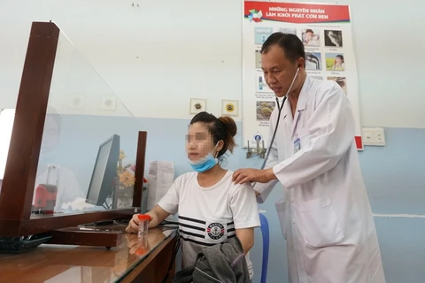 Bác sỹ Bệnh viện Phạm Ngọc Thạch, Thành phố Hồ Chí Minh thăm khám cho bệnh nhân lao. (Ảnh: Phương Vy/TTXVN)