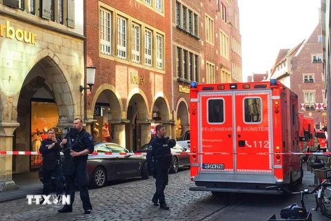 Cảnh sát phong tỏa hiện trường vụ xe lao vào người đi bộ ở Muenster. (Ảnh: AFP/TTXVN) 