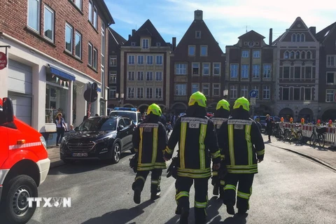 Cảnh sát phong tỏa hiện trường vụ xe lao vào người đi bộ ở Muenster. (Ảnh: AFP/TTXVN)