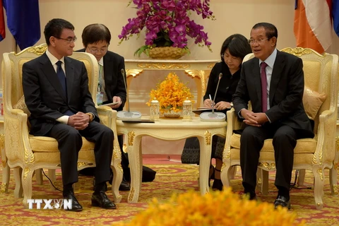 Thủ tướng Campuchia Smdech Hun Sen và Ngoại trưởng Nhật Bản Taro Kono. (Ảnh: AFP/TTXVN)