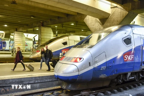 Hành khách tại nhà ga Montparnasse ở Paris ngày 2/4 vừa qua trong thời gian diễn ra đình công của nhân viên đường sắt. (Ảnh: THX/TTXVN)