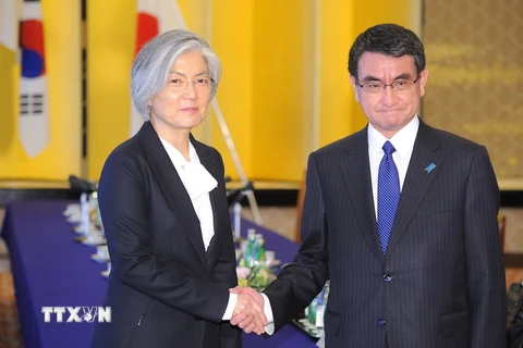 Ngoại trưởng Hàn Quốc Kang Kyung-wha và người đồng cấp Nhật Bản Taro Kono. (Ảnh: AFP/TTXVN)