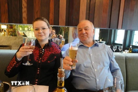 Cựu điệp viên Nga hai mang Sergei Skripal và con gái. (Ảnh: The Sun/TTXVN)