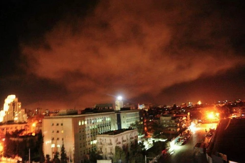 Bầu trời thủ đô Damascus rực sáng trong cuộc không kích của liên quân. (Nguồn: sputniknews.com)