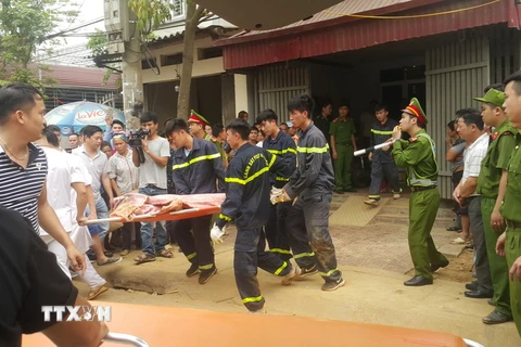 Lực lượng cứu hộ tìm thấy nạn nhân thứ ba của vụ sạt lở trong tình trạng nguy kịch. (Ảnh: Hương Thu/TTXVN) 