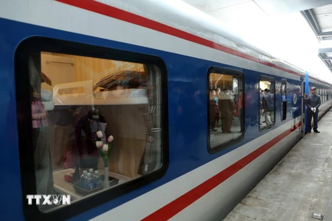 Ngành đường sắt tăng cường thêm nhiều đoàn tàu đáp ứng nhu cầu đi lại dịp nghỉ lễ 30/4 sắp tới. (Ảnh: Huy Hùng/TTXVN)