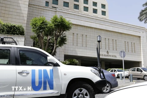 Đoàn xe của Liên hợp quốc rời khách sạn nơi các thanh sát viên OPCW lưu trú tại Damascus, Syria ngày 18/4. (Ảnh: AFP/TTXVN)