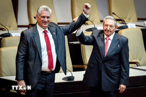 Bí thư thứ nhất Đảng Cộng sản Cuba và Chủ tịch mãn nhiệm Raúl Castro cùng tân Chủ tịch Miguel Díaz-Canel trước Quốc hội. (Ảnh: Lê Hà/TTXVN)