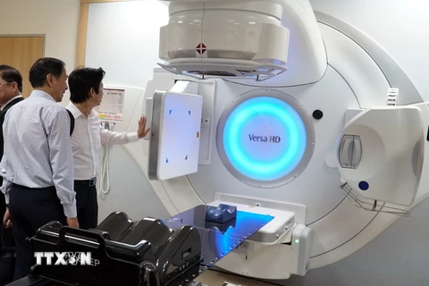 Hệ thống gia tốc xạ trị-xạ phẫu đa năng lượng hiện đại nhất Việt Nam, nằm trong dự án ODA của Chính phủ Áo viện trợ cho Việt Nam được Bệnh viện Chợ Rẫy triển khai phục vụ điều trị cho bệnh nhân ung thư. (Ảnh: Phương Vy/TTXVN) 