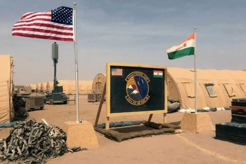 Cờ Mỹ và Niger được đặt cạnh nhau tại Căn cứ Không quân Niger 201 ở Agadez của Niger. (Nguồn: AP)
