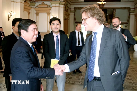 Chủ tịch UBND Thành phố Hồ Chí Minh Nguyễn Thành Phong với Đại sứ Thụy Điển tại Việt Nam Pereric Hogberg. (Ảnh: Tiến Lực/TTXVN)