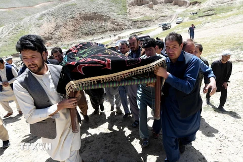 Đám tang nạn nhân trong vụ đánh bom liều chết do phiến quân Taliban tiến hành tại Kabul. (Ảnh: THX/TTXVN)