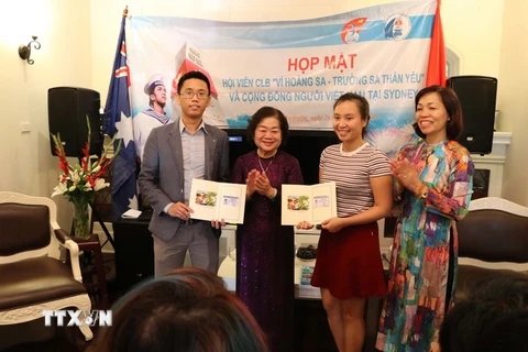 Nguyên Phó Chủ tịch nước Trương Mỹ Hoa trao thẻ hội viên, quyết định công nhận hội viên cho các thành viên của Câu lạc bộ "Vì Hoàng Sa-Trường Sa thân yêu" tại bang New South Wales. (Ảnh: Diệu Linh/TTXVN)