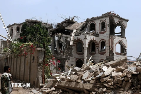 Cảnh đổ nát sau một vụ không kích của liên quân do Saudi Arabia dẫn đầu tại Sanaa, Yemen ngày 19/4 vừa qua. (Ảnh: THX/TTXVN)