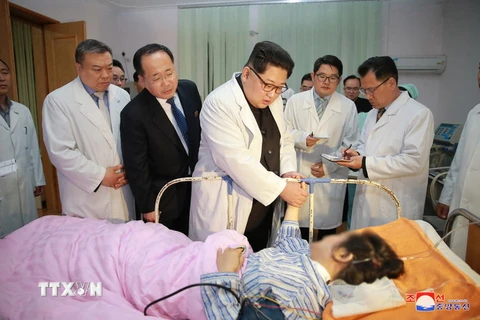 Nhà lãnh đạo Triều Tiên Kim Jong-un (giữa) thăm nạn nhân Trung Quốc bị thương trong vụ tai nạn được điều trị tại một bệnh viện ở Bình Nhưỡng ngày 24/4 vừa qua. (Ảnh: Yonhap/TTXVN)