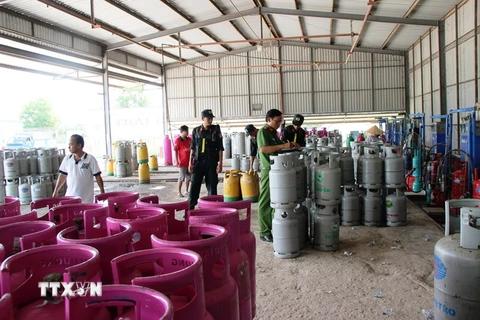 Công an tỉnh Tây Ninh kiểm tra kho chứa bình đựng gas của Công ty Trách nhiệm hữu hạn Sản xuất-Thương Mại Thái Dương. (Ảnh: Lê Đức Hoảnh/TTXVN)
