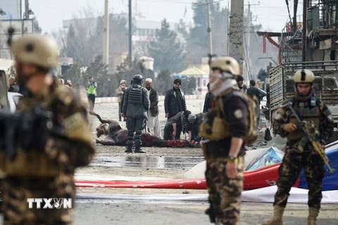 Lực lượng an ninh Afghanistan gác tại hiện trường một vụ đánh bom ở Kabul ngày 2/3 vừa qua. (Ảnh: AFP/TTXVN)