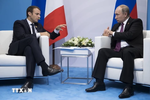 Tổng thống Nga Vladimir Putin và người đồng cấp Pháp Emmanuel Macron. (Ảnh: AFP/TTXVN)