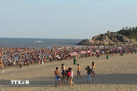 Bãi biển Sầm Sơn chật kín người tắm biển. (Ảnh: Duy Hưng/TTXVN)