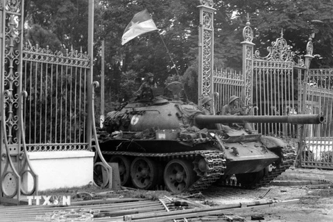 Xe tăng quân Giải phóng tiến vào chiếm Dinh Độc Lập ngày 30/4/1975. (Ảnh: Trần Mai Hưởng/TTXVN)